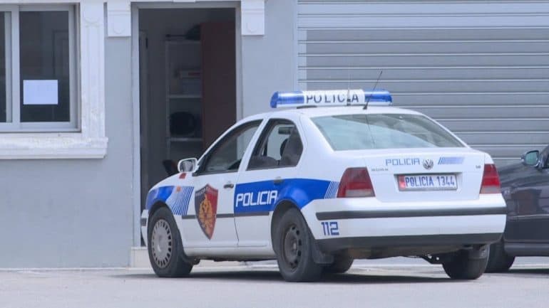 Kërcënoi me thikë dhe i grabiti portofolin të miturit, arrestohet 25-vjeçari në kryeqytet! Në procedim babai dhe motra, penguan Policinë gjatë aksionit
