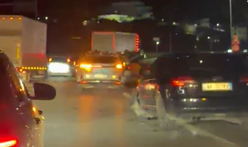 Aksident dramatik dhe i i shumëfishtë pranë nyjes lidhëse të autostradës Durrës-Tiranë, makina përmbyset pas përplasjes së tri mjeteve