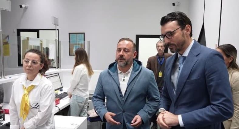 Ministri Karakaçi inspekton Zyrën Postare Nr.5 në Tiranë: Sportelet të hapura për qytetarët!
