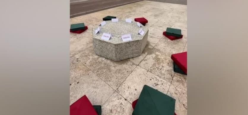Rama nuk heq dorë nga kërkesa për dialog ndaj protestuesve, vendos tavolinë guri dhe ndenjëse para Kryeministrisë! (VIDEO)
