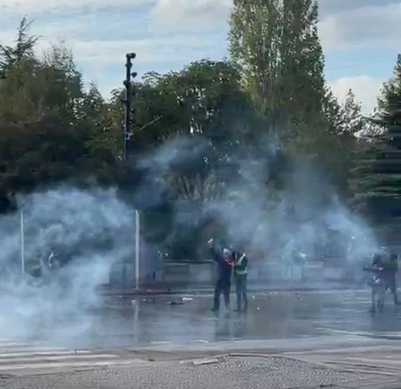 Protestë me tensione para Kryeministrisë, momenti kur një qytetar thërret “Allahu Ekber” përballë efektivëve të policisë