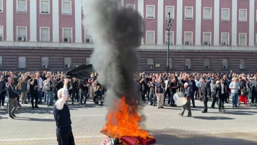 FOTO/ Nën ritmin e daulles dhe valles, deputetët dhe mbështetësit e PD-së djegin tryezën e dialogut të Ramës para Kryeministrisë!