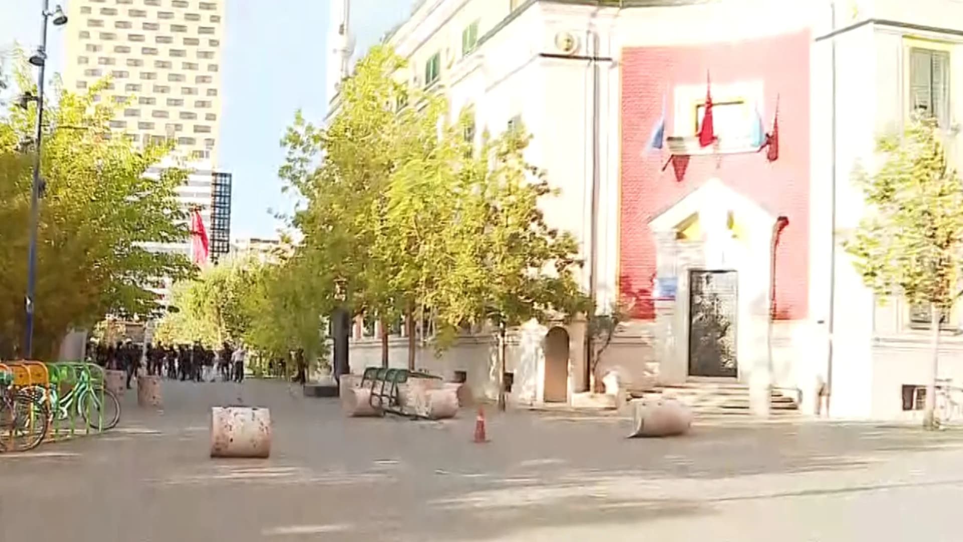 Përshkallëzohet protesta në Tiranë, një protestues ngjitet në dritaret e Bashkisë, gurë drejt Ministrisë së Brendshme