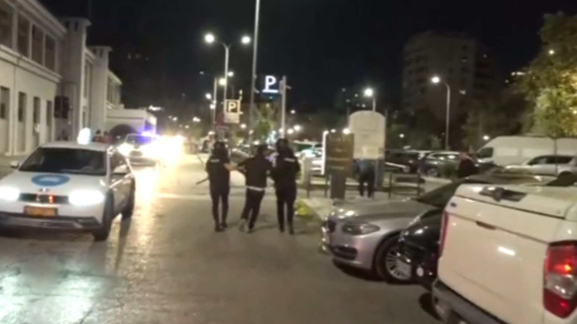Pas dhunës në protestë, policia zbarkon në disa zona të Tiranës, nis shoqërimet e protestuesve
