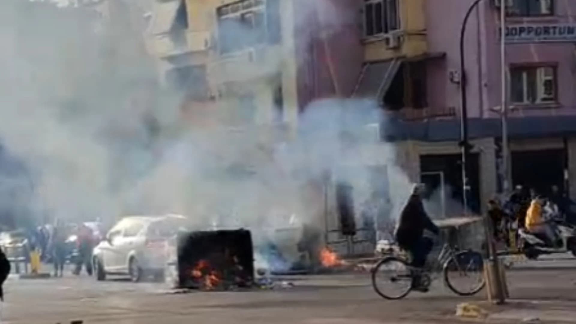 Protestuesit bllokojnë kryqëzimin e 21 Dhjetorit, digjen koshat në mes të rrugës
