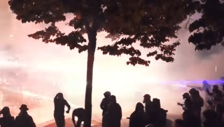 “O plak maskara!”, Balla publikon pamjet e sulmit ndaj selisë së PS-së: Sali, prapë i solle zjarrvënësit!?