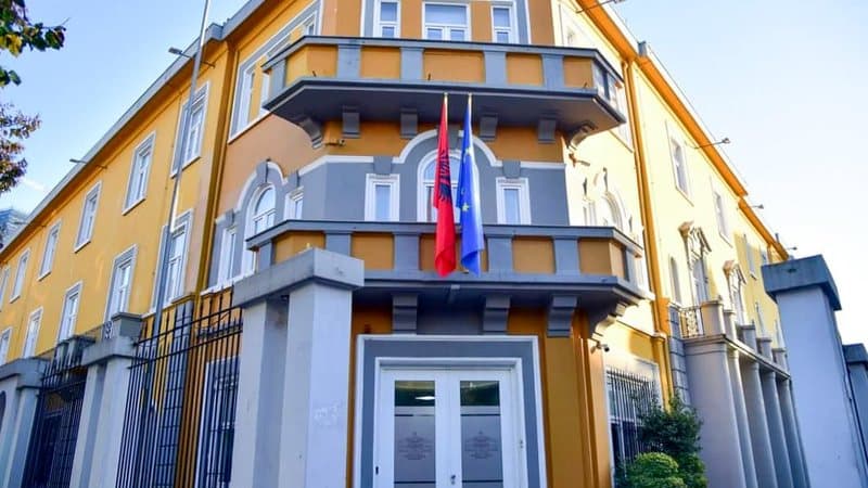 Pas natës së dhunës në Tiranë, rrugët i kthehen normalitetit, bizneset në zonat e prekura nuk hapin qepenat!