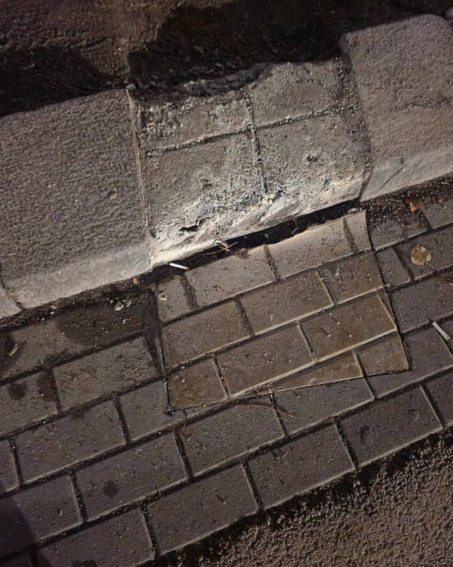 FOTO / Dhunohet pllaka e dëshmorit të 21 Janarit, Balla akuza Berishës: Nuk paske asnjë kod njerëzor!