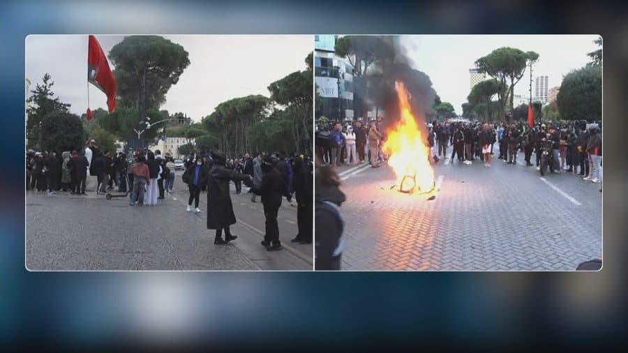 Flakët përfshijnë karriget e Ramës para Kryeministrisë, protestuesit refuzojnë dialogun dhe kërkojnë dorëheqjen e kreut të qeverisë
