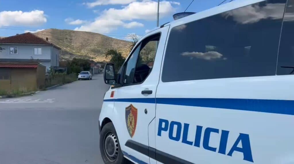 EMRI/ Qëlloi me armë zjarri para banesës së ish-bashkëjetueses, arrestohet 37-vjeçari në Roskovec, ngrihen tre akuza ndaj tij!