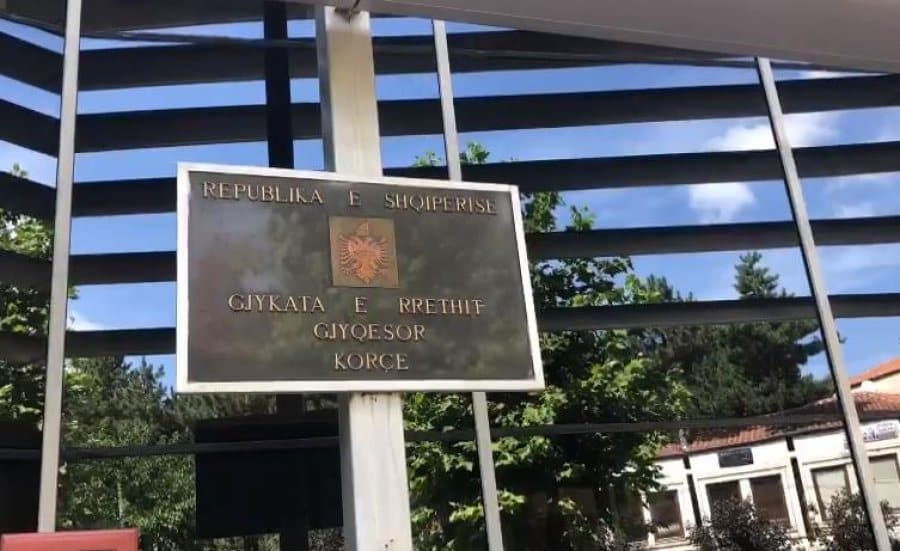 U denoncua nga nëna e fëmijës, Gjykata liron edukatoren që akuzohet se dhunoi 4-vjeçarin në Korçë!