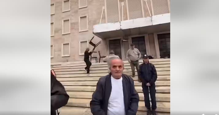 SHËNIM/ Pedagogët “harrojnë” studentët pas 24 tetorit! Çfarë ndodhi me protestën e orës 10:00?