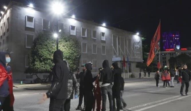 Dita e 14-të e protestës, zbehen aktet e dhunës, mungon “grupi i zjarrit”, por jo maskat! Pjesëmarrje më e ulët dhe situatë e qetë