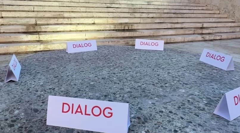 Rama përsërit ftesën për dialog me protestuesit, shtron sofrën e gurtë para Kryeministrisë! (VIDEO)