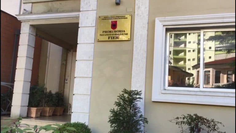 Falsifikoi dokumente noteriale në mënyrë të përsëritur për një dekadë, Prokuroria e Fierit çon në gjyq noteren e pandehur!