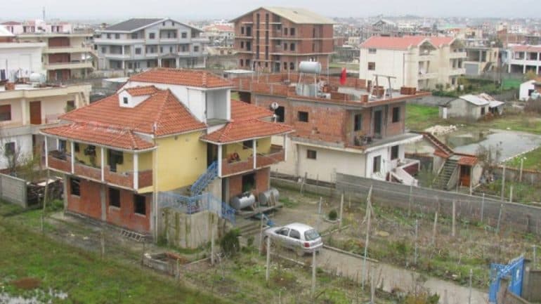 Qeveria zgjat afatin e bonusit të qirasë për poseduesit e ndërtimeve pa leje që nuk legalizohen!