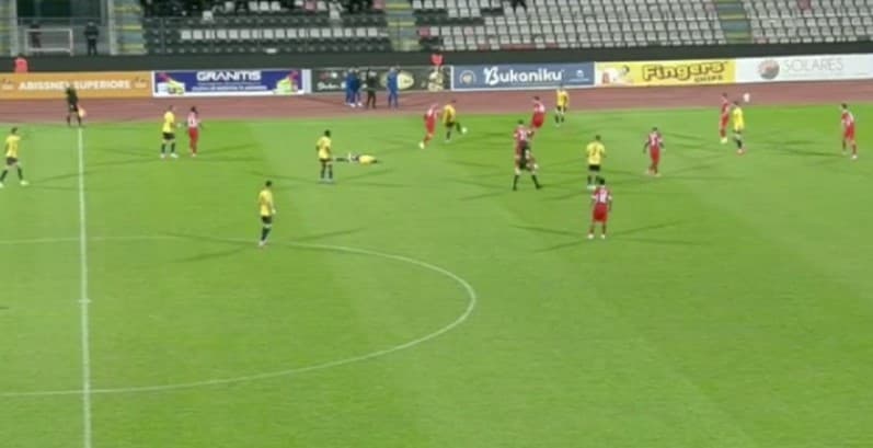 Frikë në Elbasani-Partizani, lojtari bie pa ndjenja në fushë!