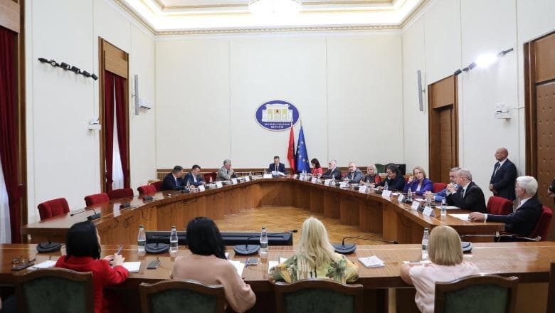 “48 orë përpara, jo sonte për nesër”/ Opozita kundërshton mbledhjen për buxhetin 2027, Bardhi: Po na fyejnë!