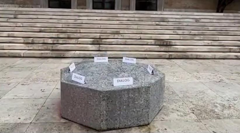 Pak para Kuvendit, kryeministri Rama përsërit thirrjen për dialog ndaj protestuesve, ua lë ftesat mbi sofrën e mermertë! (VIDEO)