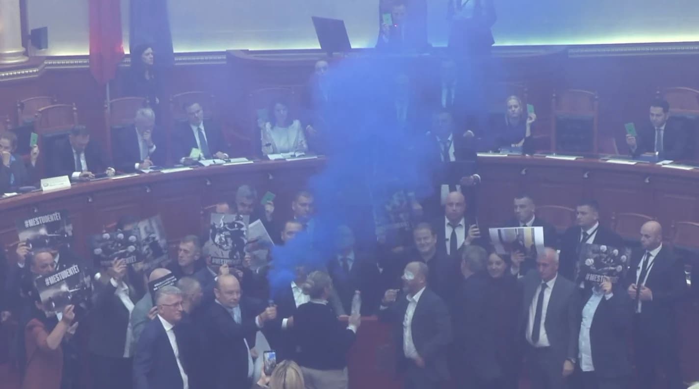 Deputetët e PD hedhin sende drejt Ramës, Kryeministri largohet pas votimit për projektiligjin për BSH
