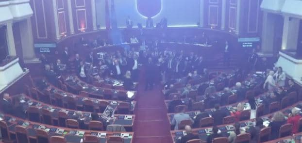 Deputetët e PD ndezin tymuese në Kuvend dhe bllokojnë foltoren, përjashtohen katër prej tyre