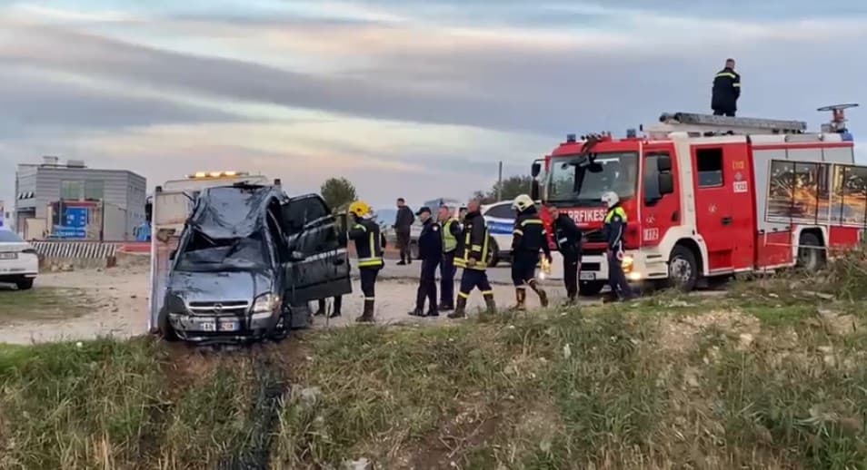 Po i arratiseshin Policisë, aksidentohen dy të rinj në autostradën Durrës-Tiranë! Makina përfundon në kanal, po bënin manovra të rrezikshme