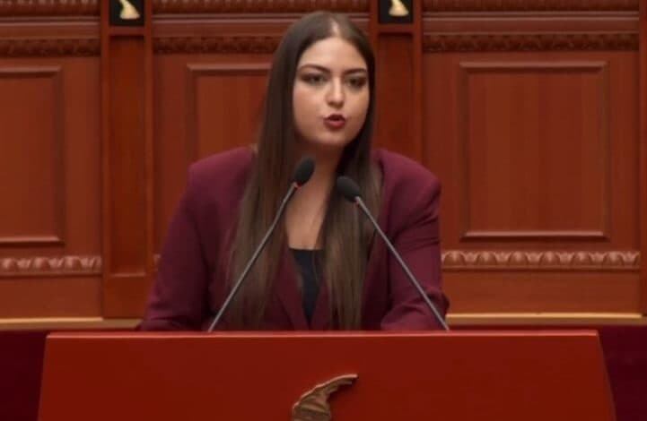 “PD peng e arkitektit të dhunës”- Protestat dhe kaosi në Kuvend, deputetja Mila: Hiqni fashon ta shihni para se të digjni për karrigen e tij!