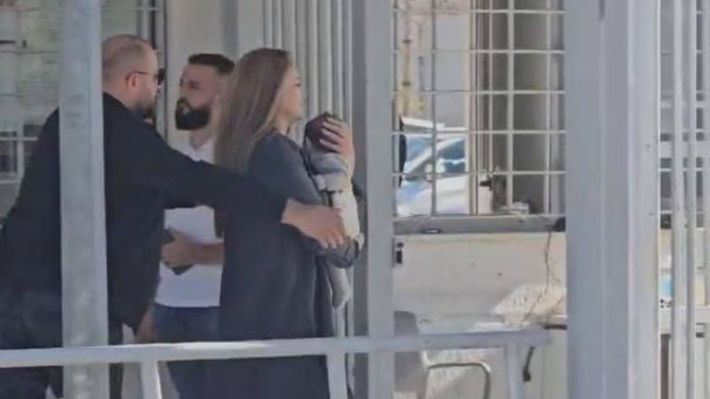VIDEO/ Me djalin e vogël në krah, momenti kur Ajola Xoxa hyn në paraburgimin e Fierit për të takuar Veliajn!