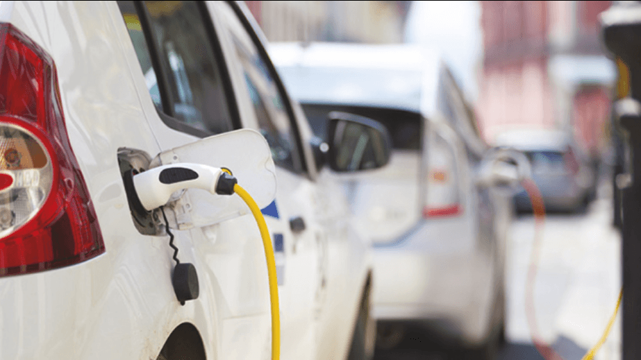 Europa jep para për makinat elektrike, Shqipëria u merr! Taksa e re prej 15 mijë lekësh
