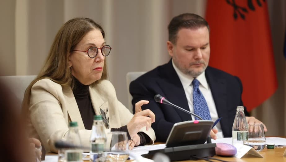 Tryeza Kombëtare/ Kumbaro: Shkollat janë rikthyer në normalitet, nuk do të tolerohen presionet ndaj nxënësve!
