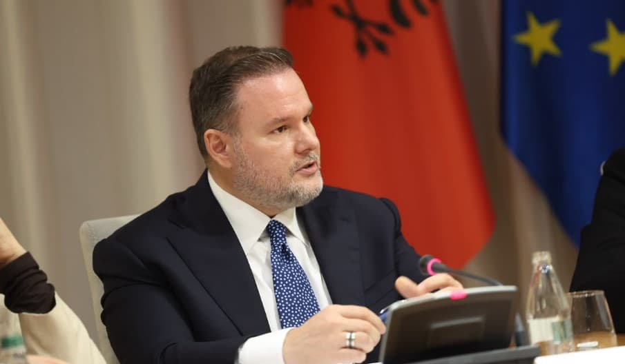 Përfshirja në protesta, ministri Demo: Fëmijët nuk e kanë vendin mes dhunës, së shpejti platforma “Help for You” kundër abuzimeve online!