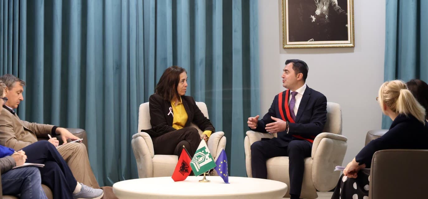 “Kur ato janë të pavarura, familjet bëhen më të forta”- Ambasadorja e BE viziton Elbasanin: Pasuritë e konfiskuara nga krimi, kthehen në mundësi për gratë!