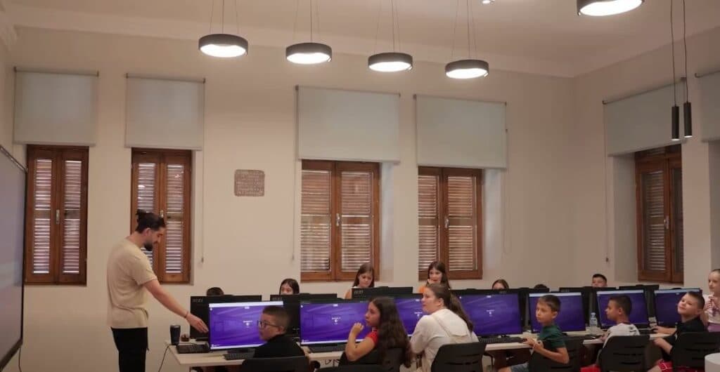 “Një hapësirë moderne për leximin”, Rama ndan pamjet nga biblioteka e fëmijëve në Korçë