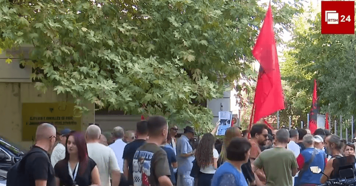 14 protestuesit e arrestuar dalin para gjykatës, mbështetësit në protestë: Nuk jeni vetëm!
