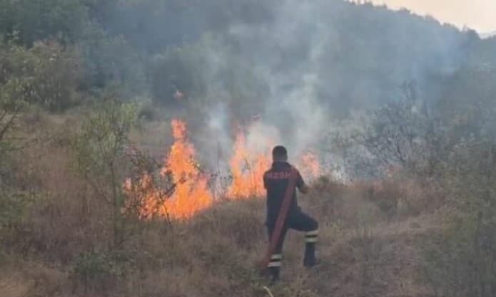 Alarmi i zjarreve në Shqipëri, 4 vatra ende aktive! Flakët përfshijnë Dajtin, Bulqizën dhe Matin
