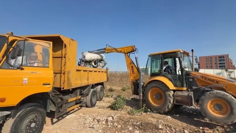 VIDEO/ Aksion për pastrimin e Lumit të Tiranës, ndërhyrje pranë Urës së Paskuqanit pas grumbullimit të mbetjeve