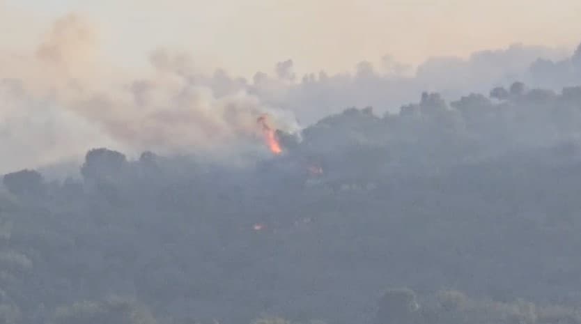 VIDEO/ Zjarri përfshin kodrat e Kropishtit, flakët afrohen rrezikshëm drejt banesave