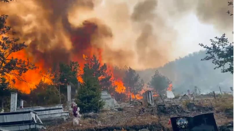 Luftë me flakët edhe në Lezhë, kritike situata në Ungrej, zjarri rrezikon varrezat dhe kishën e fshatit!