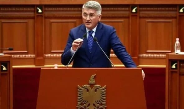 Gjekmarkaj ironizon mazhorancën: Ligjet tuaja janë ‘Besa’ e Gysit dhe “Prania besnike” e projektuar nga sekseri i armëve!