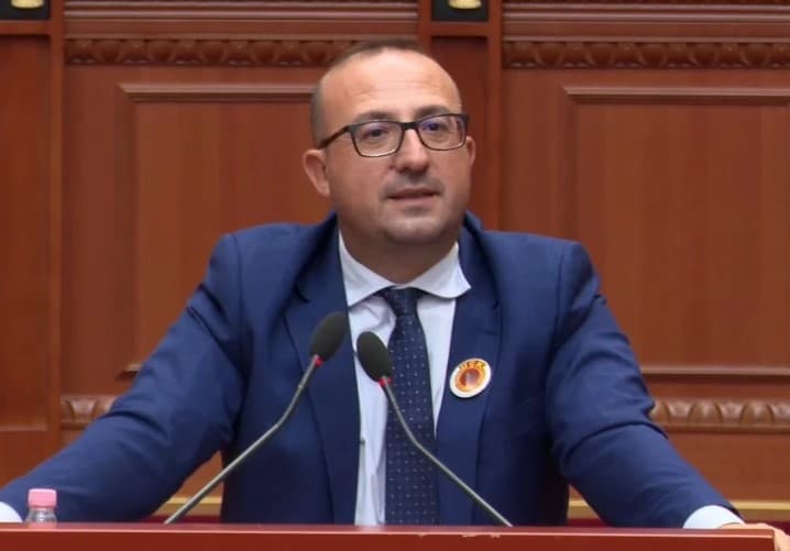 “Me ça mrrokulle do hyjnë?”- Korreshi ironizon në Kuvend: Ne në fshat jemi akoma me parmenda, ju thoni Inteligjenca Artificiale!
