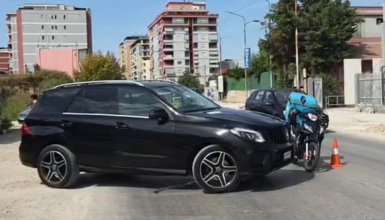 Aksident pranë Drejtorisë së Policisë Fier, motoristi i picave plagoset pasi u përplas nga një “Mercedes”, zbulohet shkaku