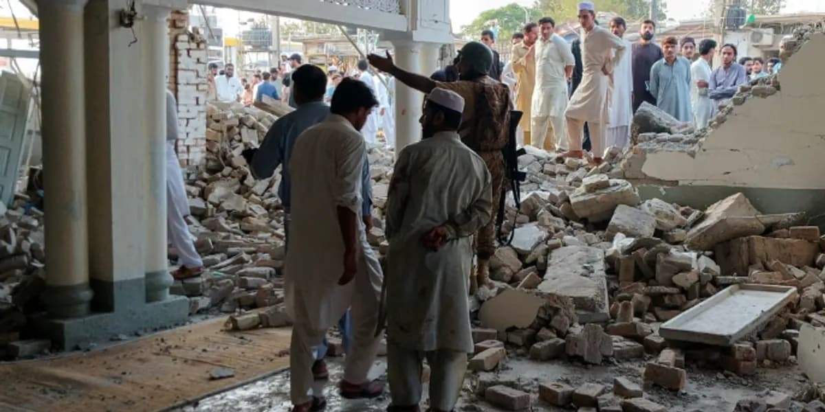 Shpërthim në një xhami në Pakistan, të paktën 31 të vrarë