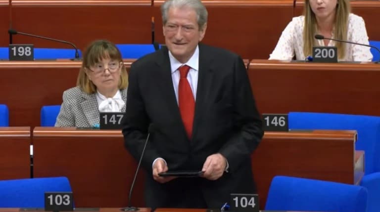 “I vetmi narkoshtet…”- Berisha nxin përsëri Shqipërinë në Strasburg: Diasporës i detyrohemi pothuajse mbijetesën! Qëndrim ndërkombëtar për të shpëtuar kombin
