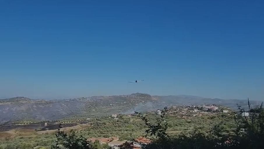 Flakët iu afruan banesave e puseve të naftës, shuhet zjarri masiv në Margëlliç pas ndërhyrjes së avionit “Air Tractor”