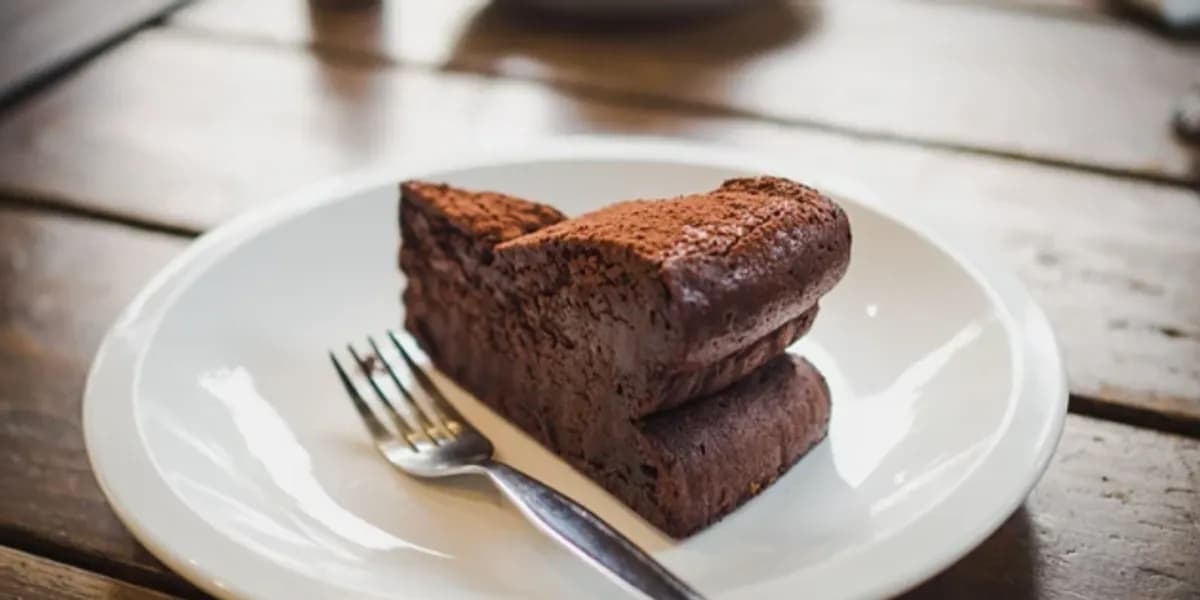 Përgatitni një tortë me çokollatë pa miell në gjysmë ore – një ëmbëlsirë që është e vështirë t’i rezistosh