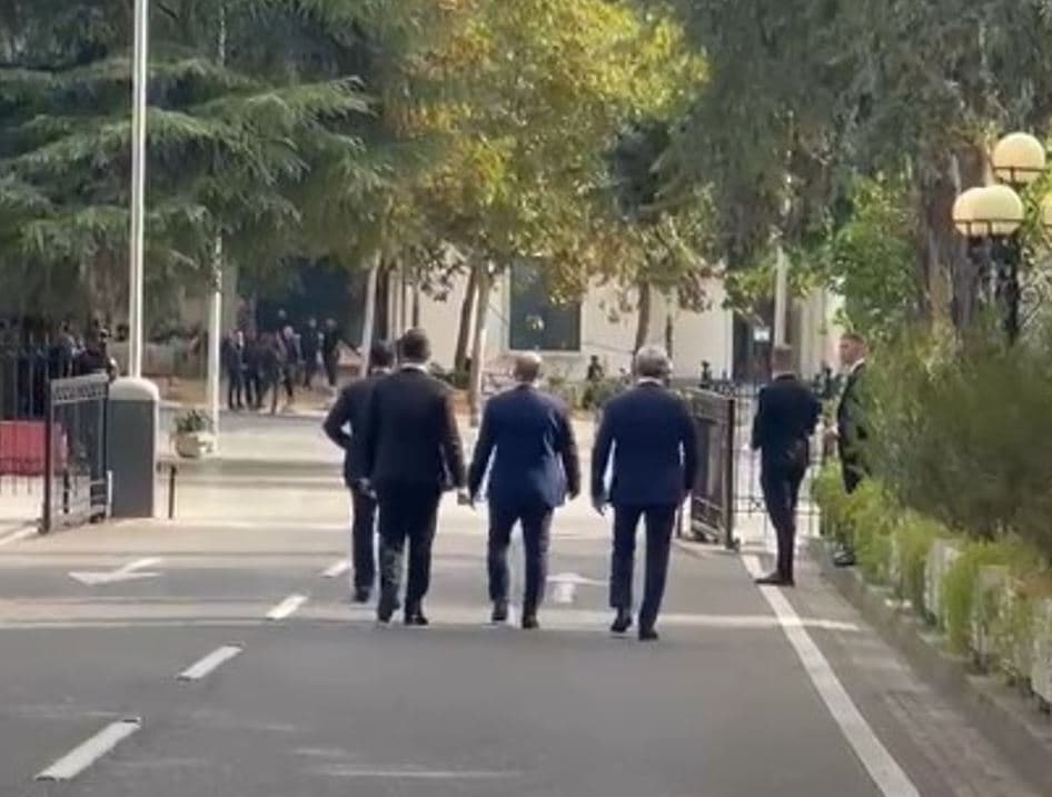 Deputetët e Berishës i bashkohen protestës para Kuvendit, vijojnë përplasjet me Policinë