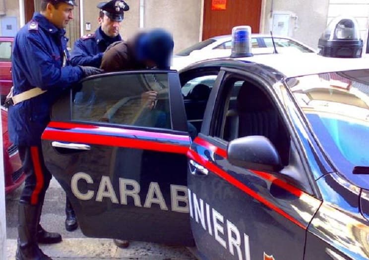 U mbyll në tualetin e picerisë dhe telefonoi e tmerruar, arrestohet shqiptari në Itali! Kërcënonte me telefonata dhe mesazhe ish-partneren