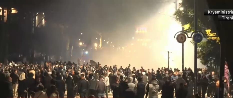 Bilanci i protestës, 26 të lënduar Trauma! Ministria e Shëndetësisë: Janë efektivë policie, protestues dhe kalimtarë!