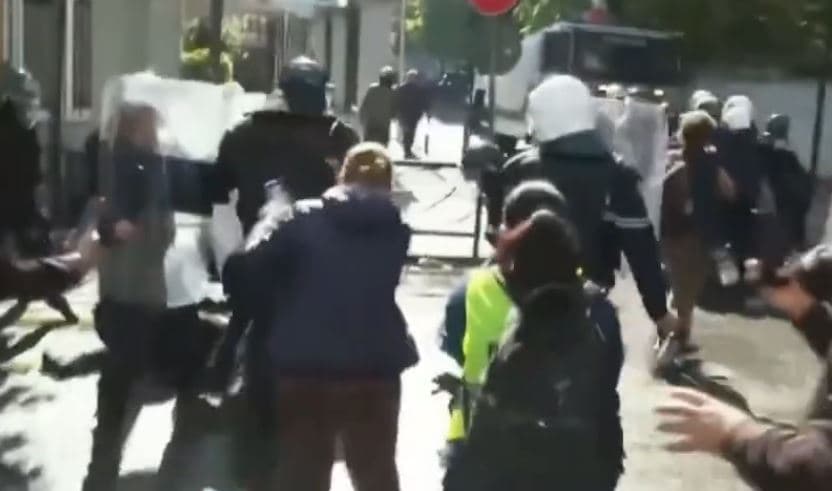 VIDEO / Sërish tensione para Ministrisë së Arsimit, përplasje mes protestuesve dhe policisë