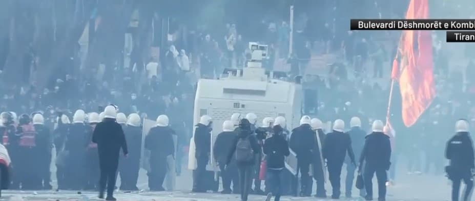 Dita e katërt e protestës, Policia shpërndan turmën me ujë dhe gaz lotsjellës, i largon nga bulevardi te Kryeministria!